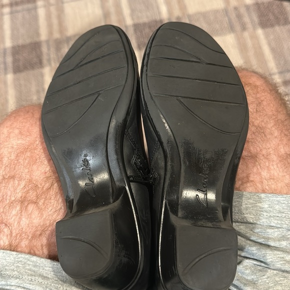 CLARKS Leather ankle boot , size 7W - Picture 7 of 14